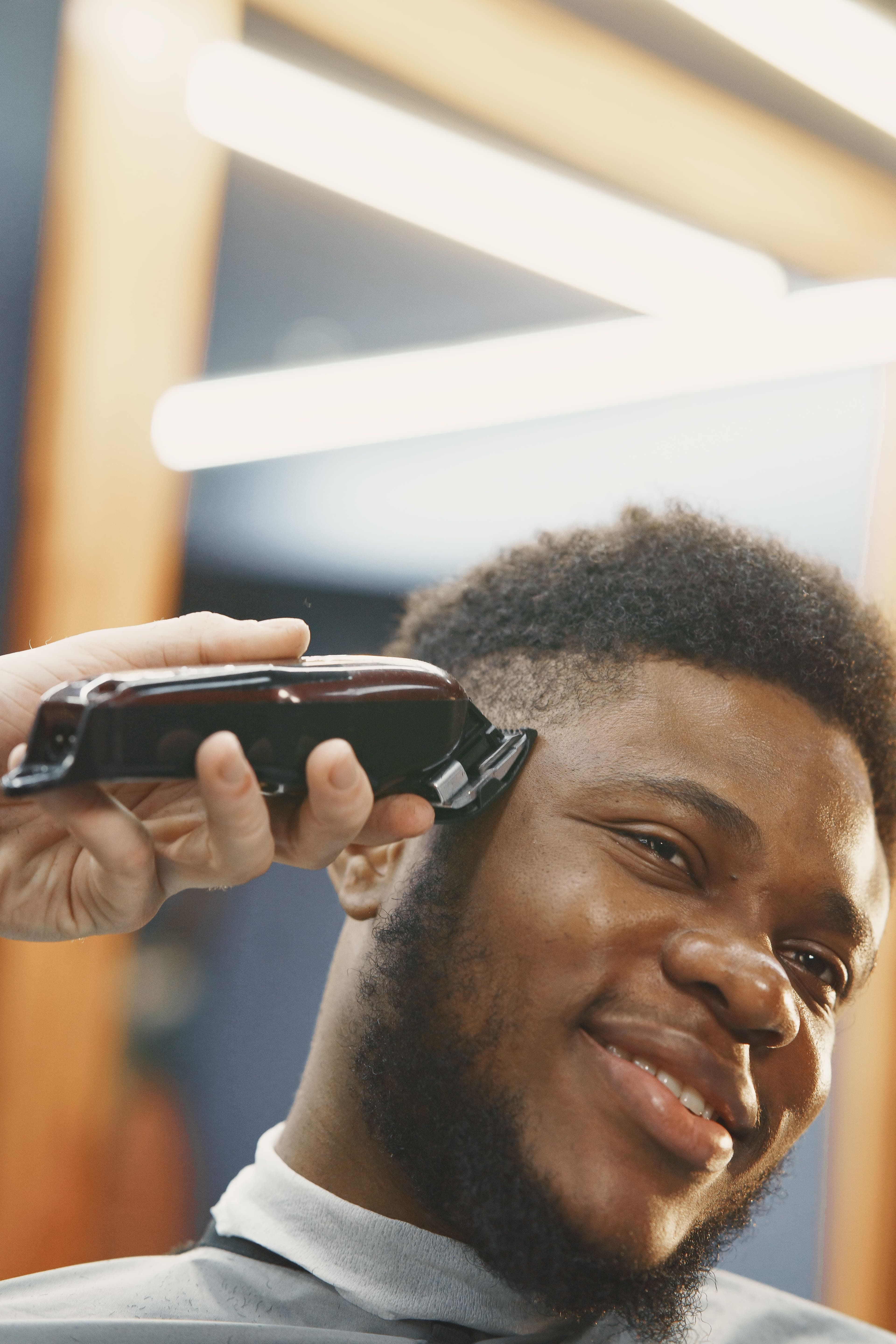 Barbeiro realizando corte